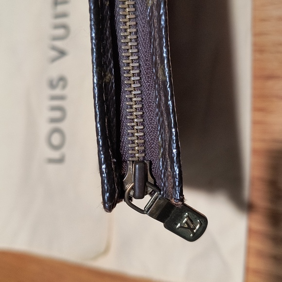 Authentic Louis Vuitton Monogram Poche Toilette 19 M47544 Cosmetics Pouch - Picture 4 of 16